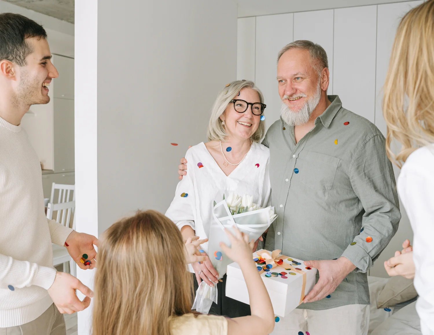 Famille heureuse grâce aux appareils auditifs couverts – Carrefour de l'Audition LaSalle